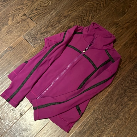 Women’s Lululemon sweatshirt. The tag is cut off. I’m usually a size 8 - Picture 2 of 4